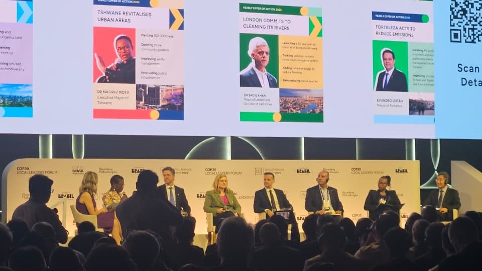 grupo de pessoas posa para a foto